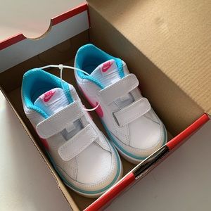NWT Nike toddler size 8 sneakers Perfect condition